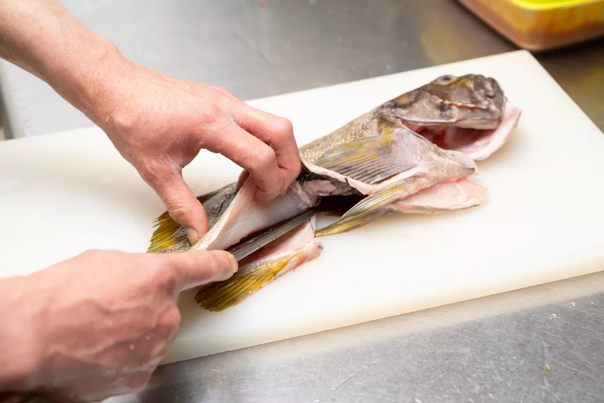 鮮魚をさばく様子